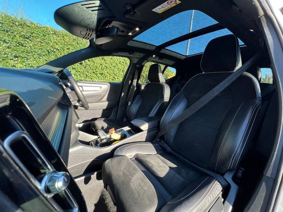 2021 Volvo XC40 R-DESIGN T4 1.5 RECHARGE PHEV // TILT & SLIDE PAN ROOF // 19" R-DESIGN ALLOYS // FULL SERVICE HISTORY €25,950