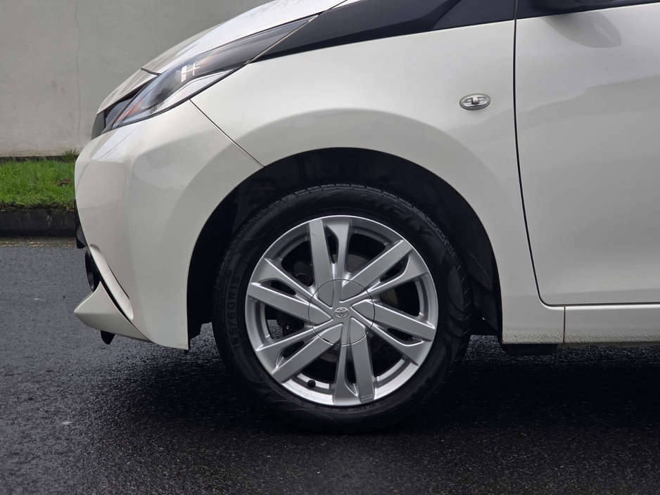 2017 Toyota Aygo 1.0 VVT-i x-play+ €8,450