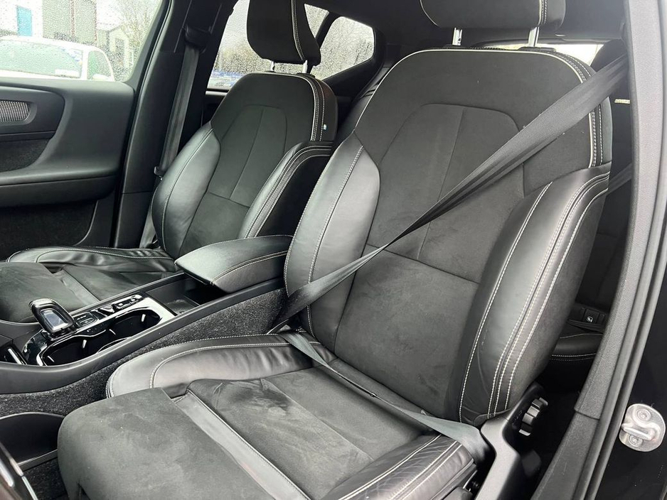 2022 Volvo XC40 R-DESIGN T4 1.5 HYBRID // SERVICE HISTORY // DIAMOND CUT ALLOYS // PARKING SENSORS €27,900