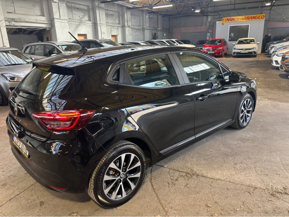 2023 Renault Clio - image 2