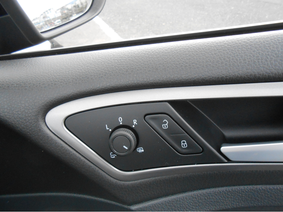 2016 Volkswagen Golf - image 12