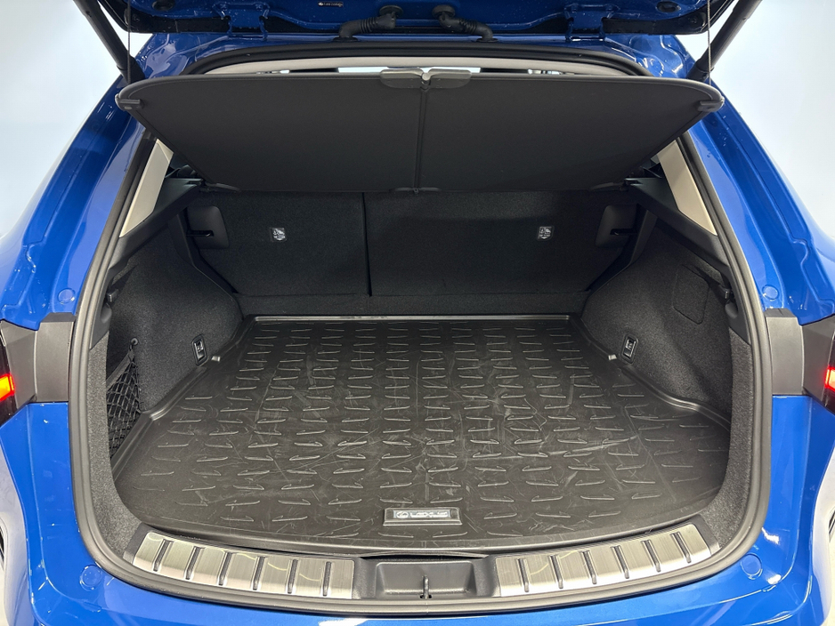 2025 Lexus NX 450 h+ - image 13