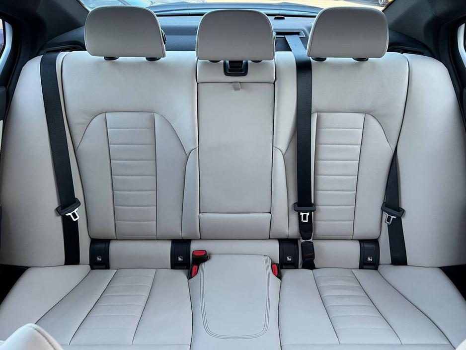 2022 BMW 3 Series - image 12