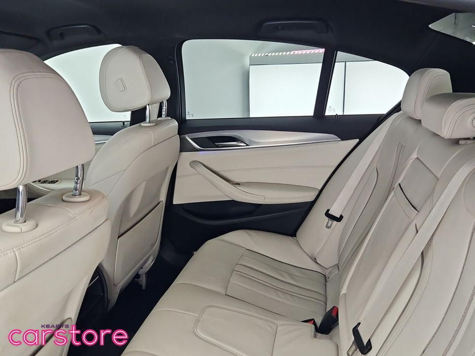 2019 BMW 5 Series - image 13