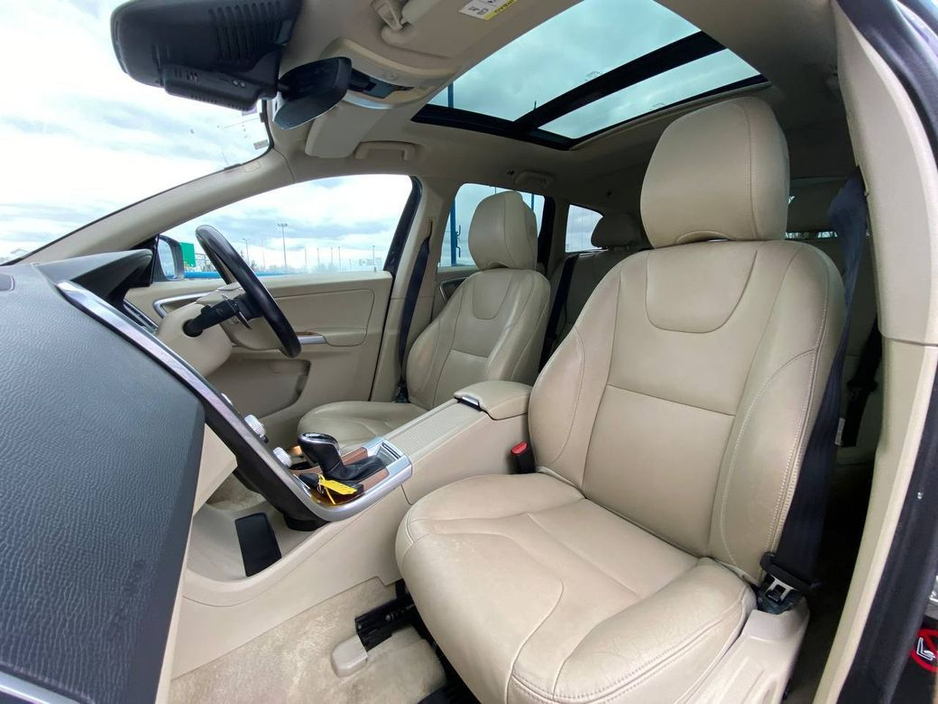 2016 Volvo XC60 - image 2