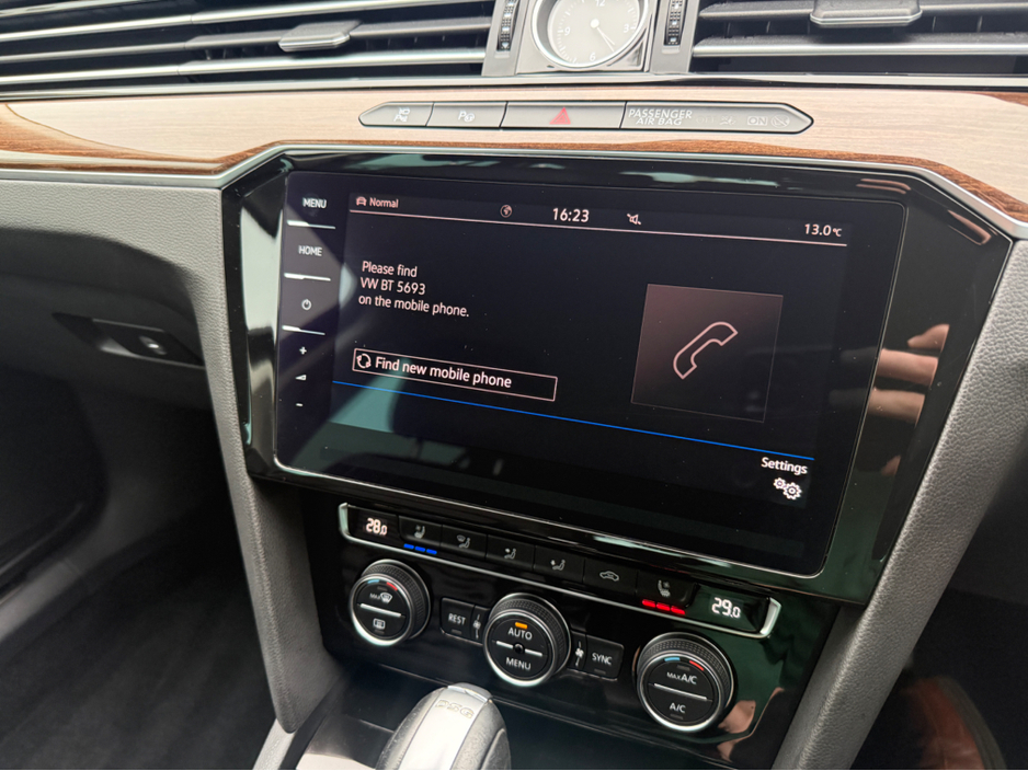 2020 Volkswagen Passat - image 17