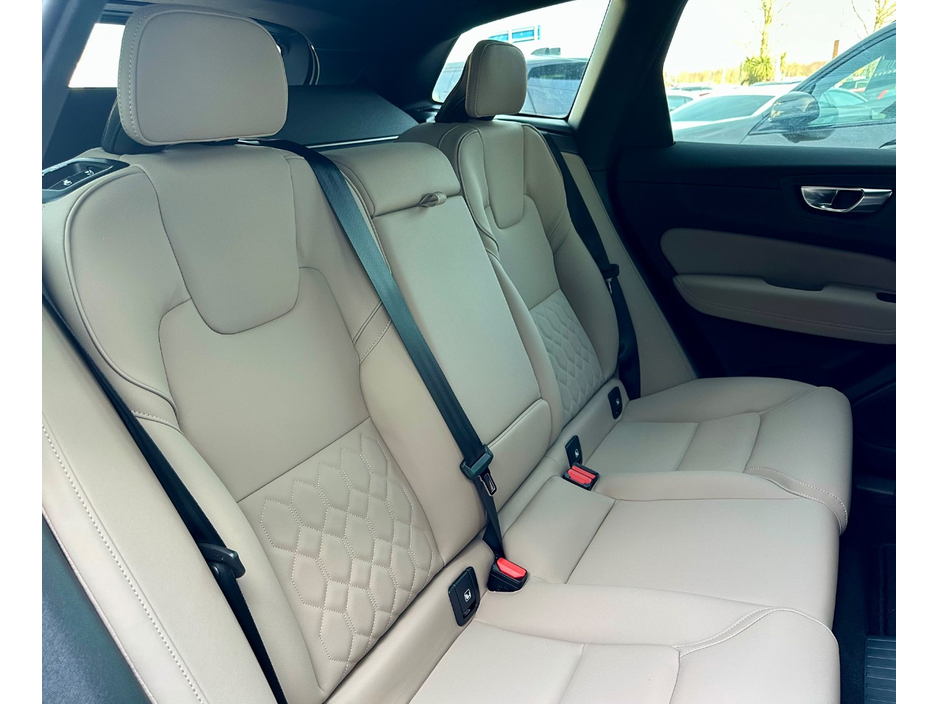 2025 Volvo XC60 - image 16