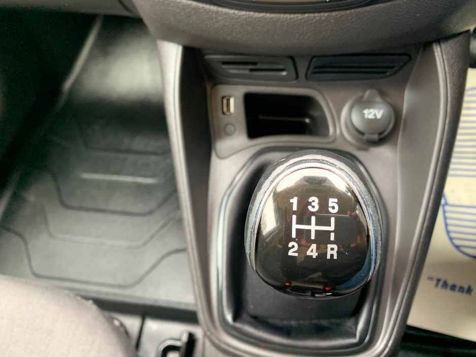 2018 Ford Transit Courier - image 20