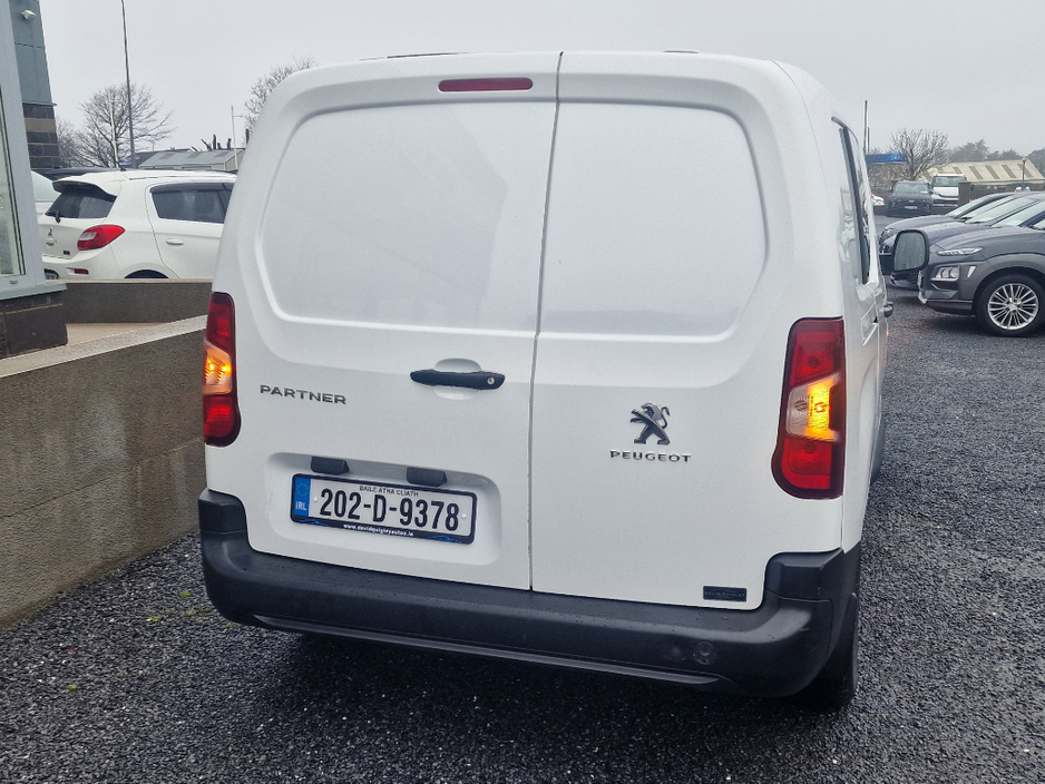 2020 Peugeot Partner - image 2