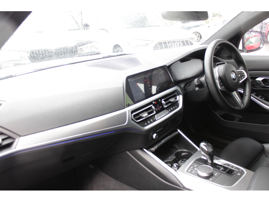 2020 BMW 3 Series - image 25