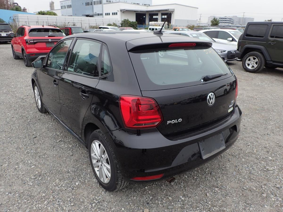 2016 Volkswagen Polo - image 3