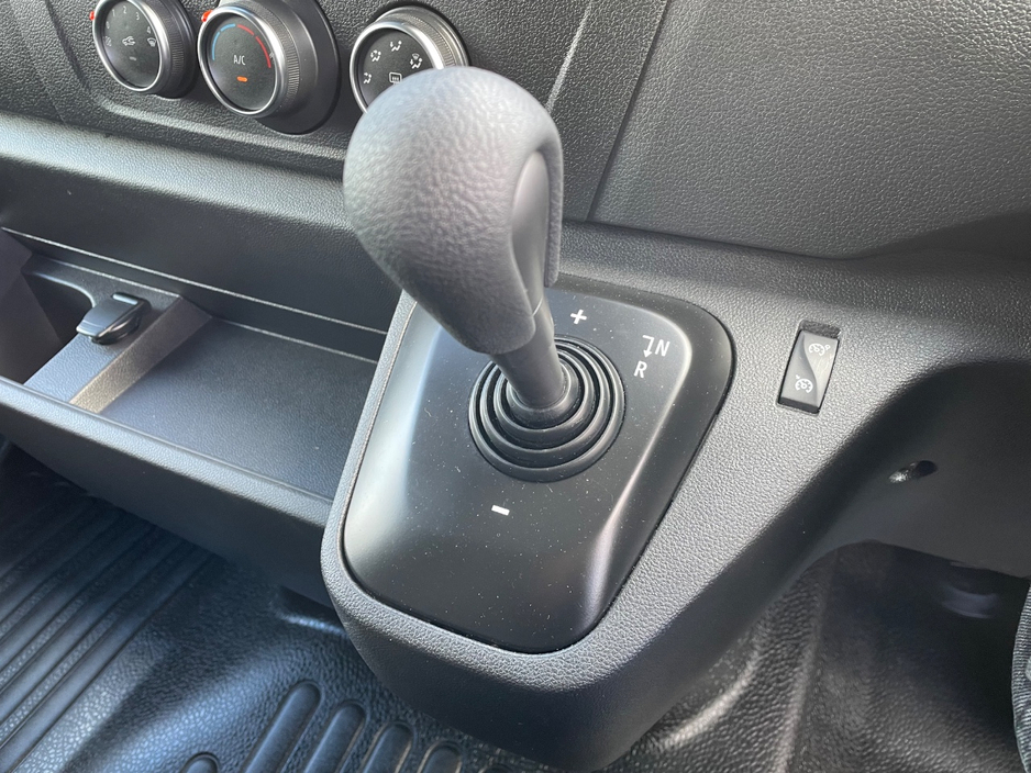 2025 Renault Master - image 25