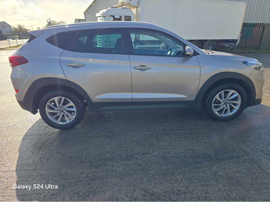 2017 Hyundai Tucson - image 2