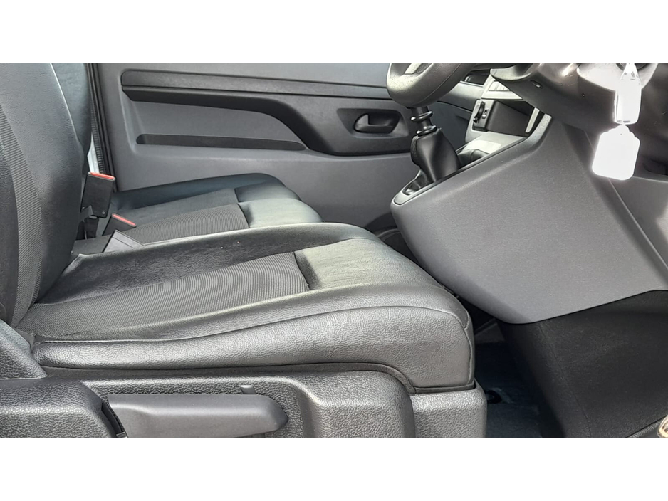 2021 Vauxhall Vivaro - image 8