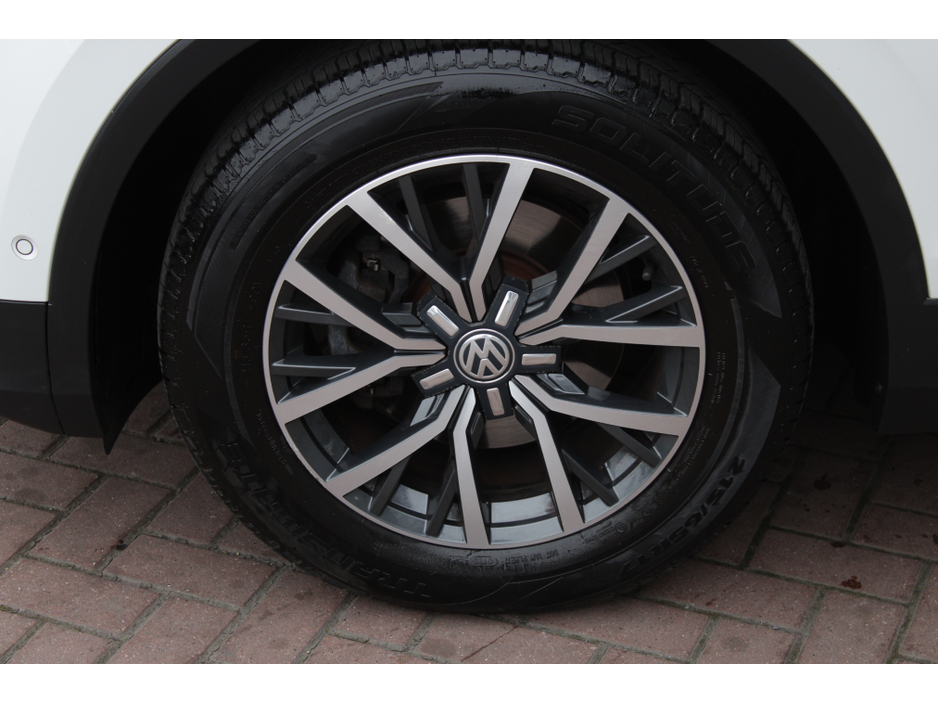 2017 Volkswagen Tiguan - image 24