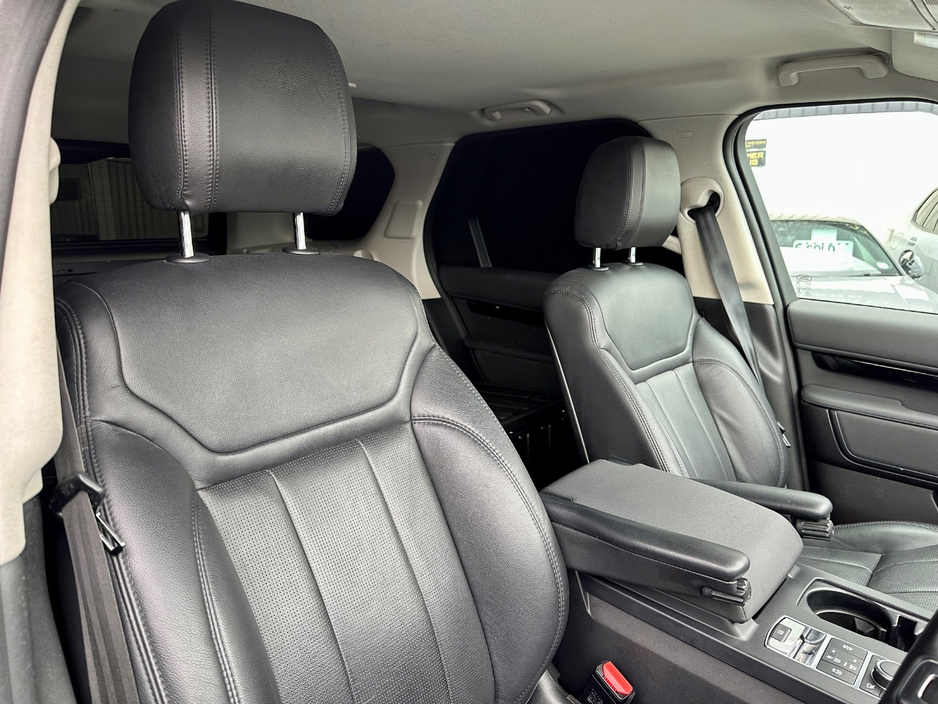 2019 Land Rover Discovery - image 10