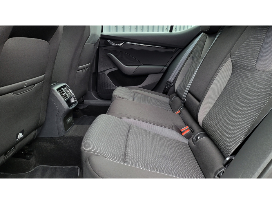 2024 Skoda Octavia AMBITION 2.0 TDI 115 BHP-GRAPHITE GREY METALLIC- FACTORY REAR SPOLIER- BLACK BADGING €29,950