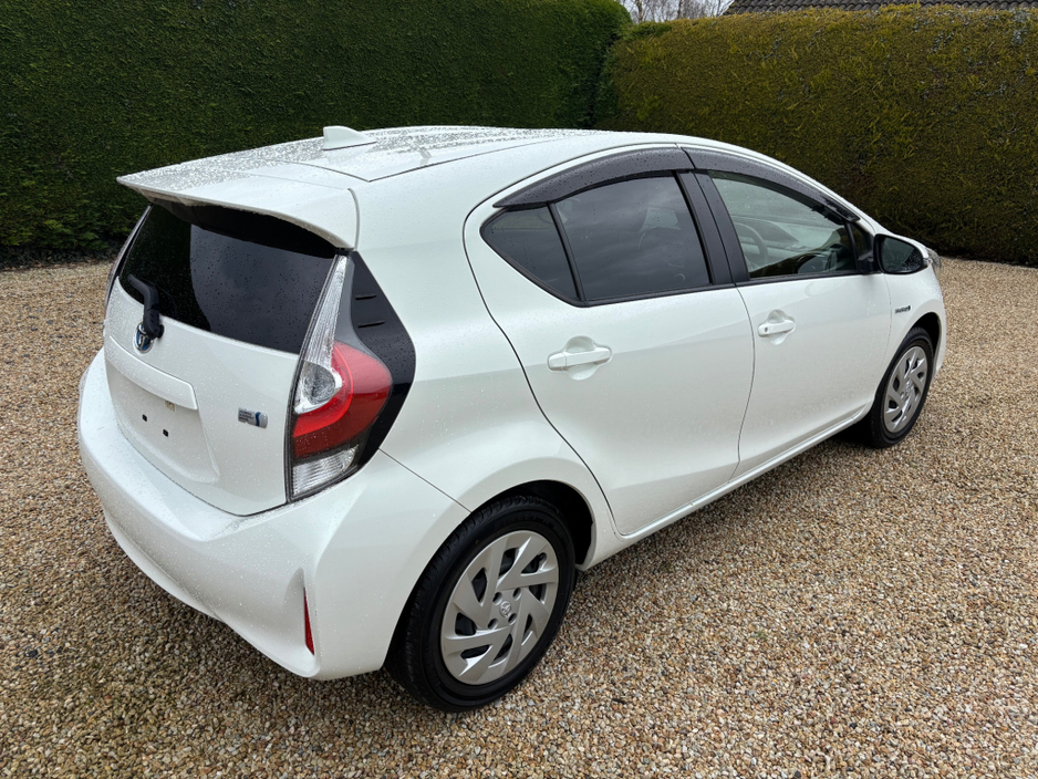 2017 Toyota Aqua - image 3