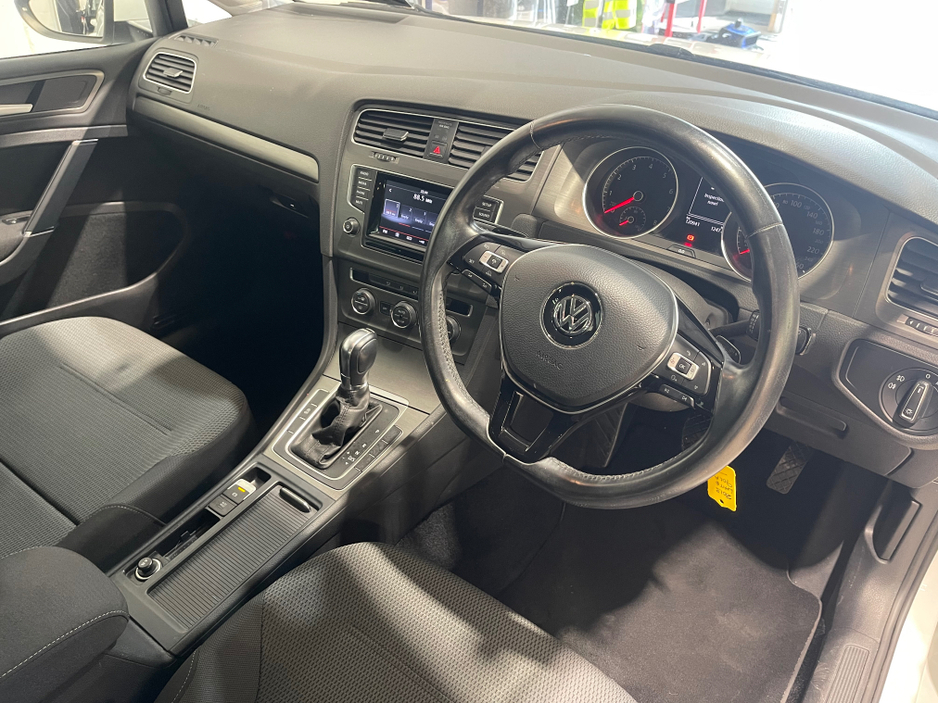 2013 Volkswagen Golf - image 10