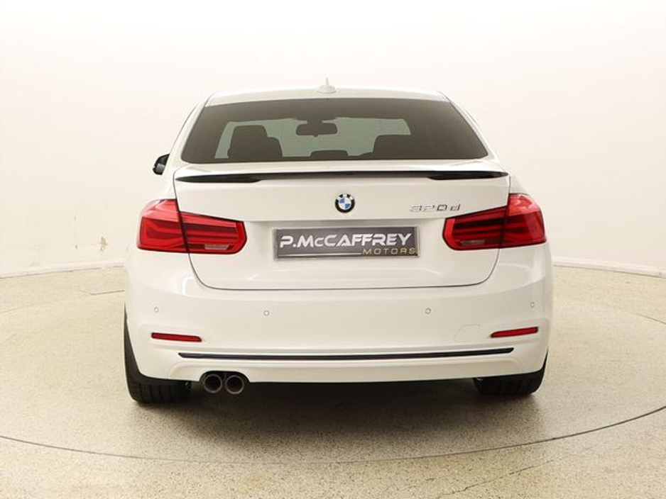 2016 BMW 3 Series - image 6