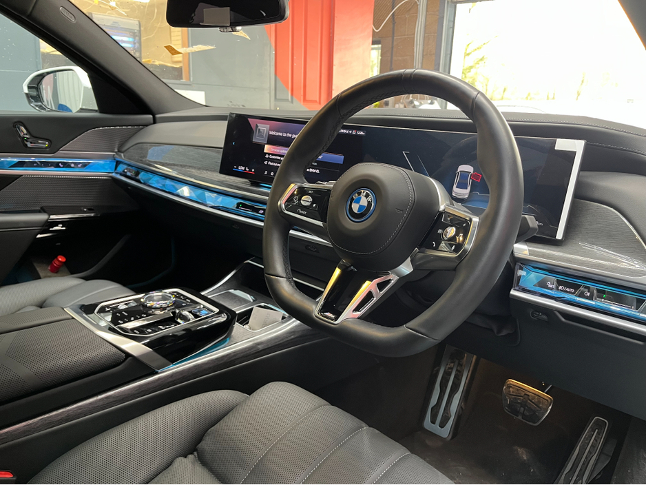 2025 BMW i7 - image 18