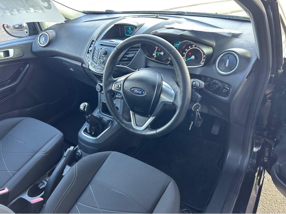 2015 Ford Fiesta - image 2