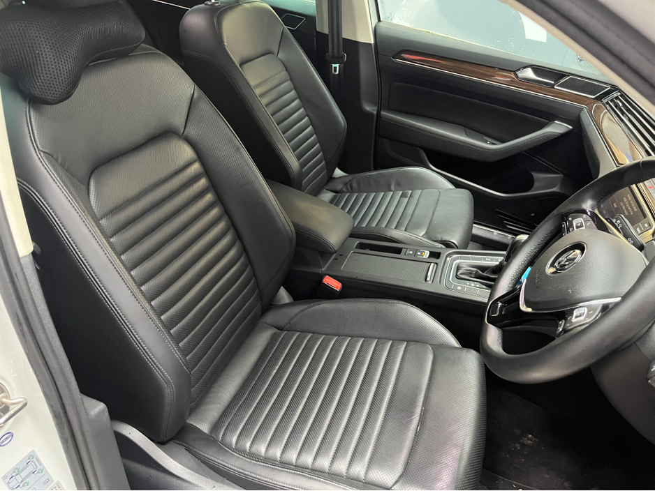 2017 Volkswagen Passat - image 11