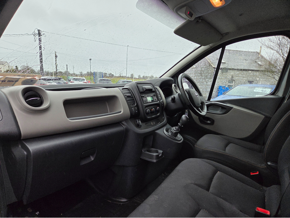 2018 Nissan NV300 - image 10