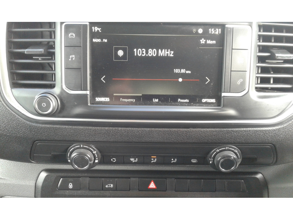 2022 Opel Vivaro - image 10