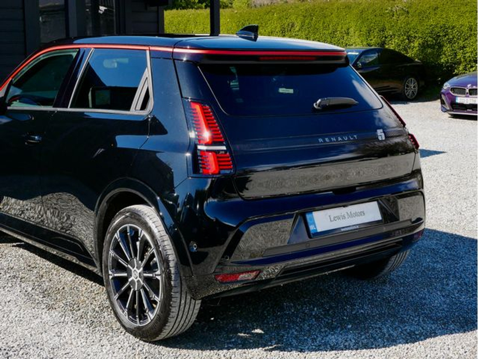 2025 Renault 5 - image 16