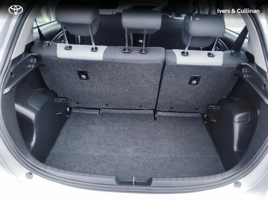 2017 Toyota Yaris - image 9