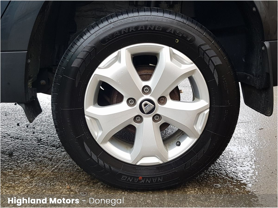 2020 Dacia Duster - image 10