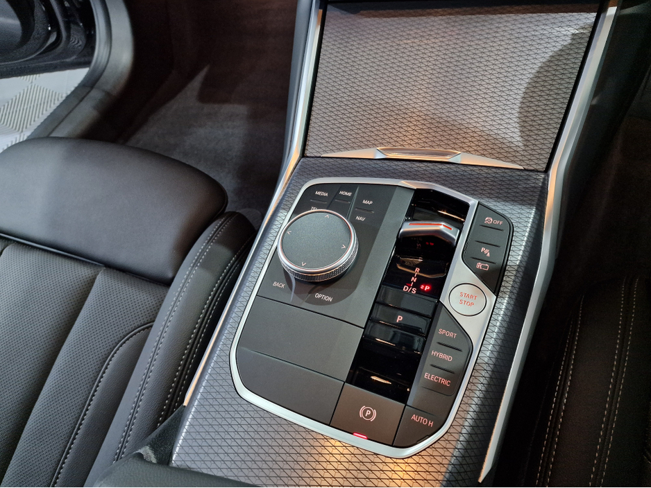 2025 BMW 3 Series 330E TOURING M SPORT (22.3KWH BATTERY) AUTOMATIC **ONE OWNER / APPLE CARPLAY / CRUISE CONTROL / ELECTRIC BOOTLID / FULL LEATHER / HEATED SEATS / REVERSE CAMERA / SAT NAV / BMW WARRANTY UNTIL 03/2028** €52,900