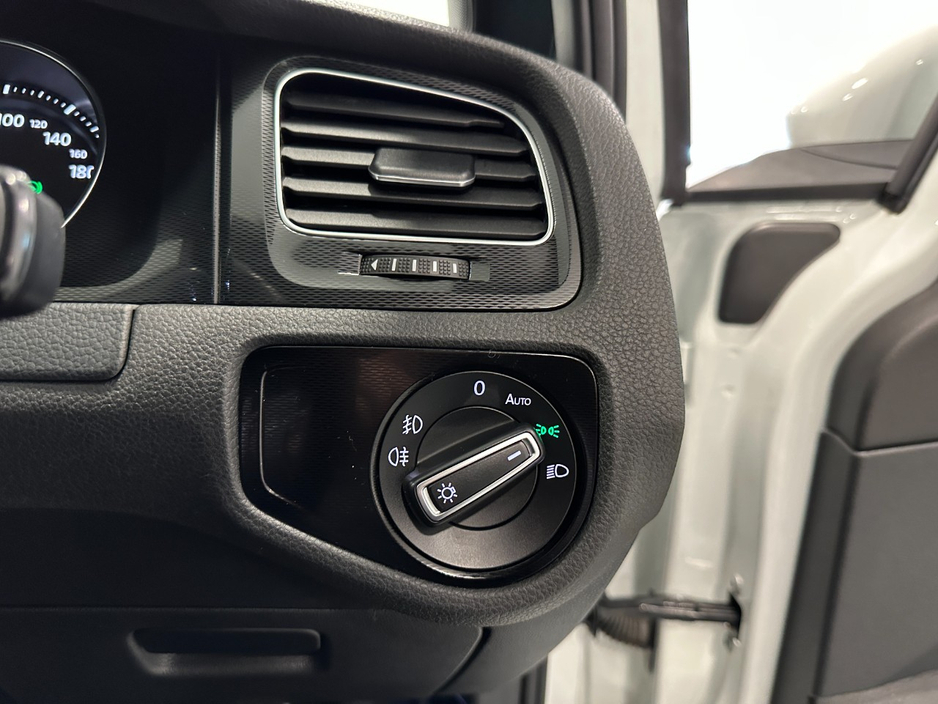 2014 Volkswagen Golf - image 24