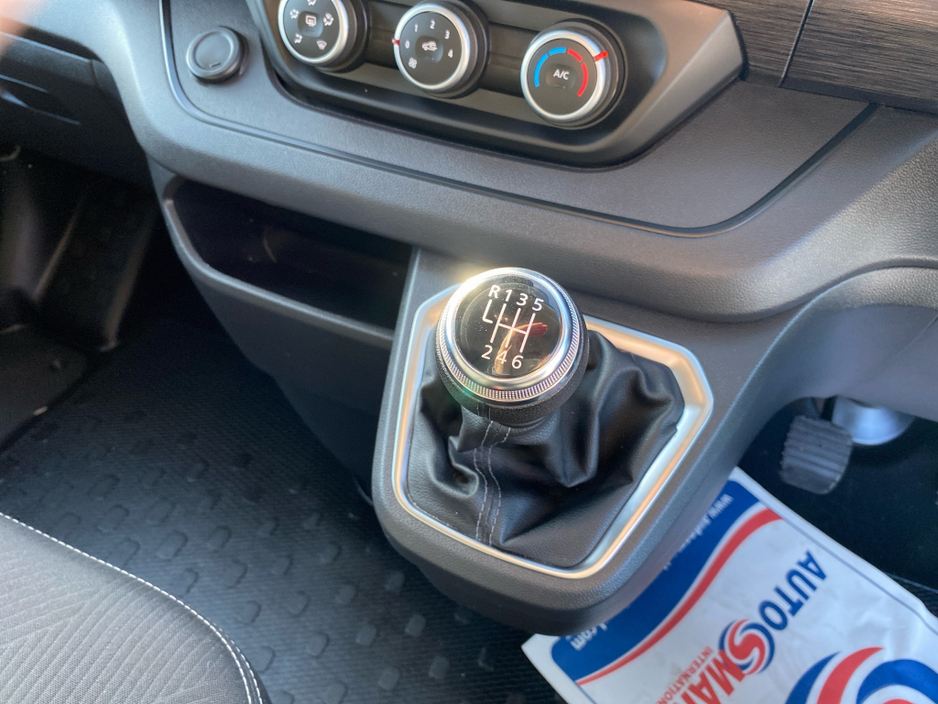 2023 Renault Trafic - image 14