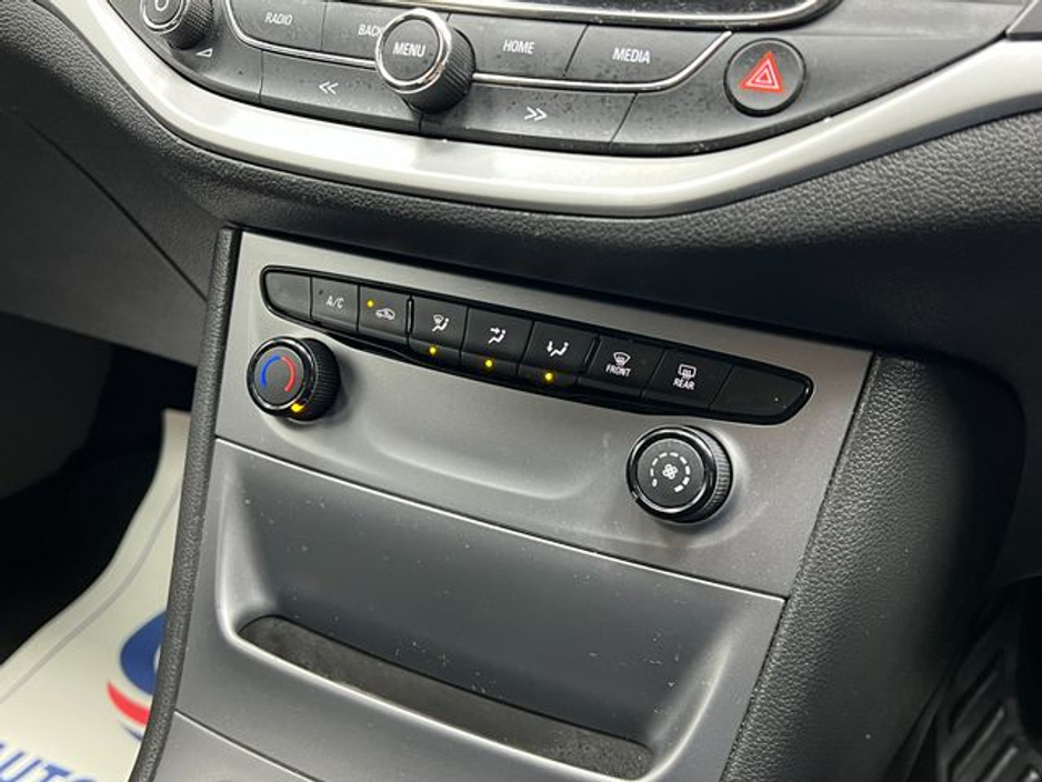 2017 Vauxhall Astra - image 28
