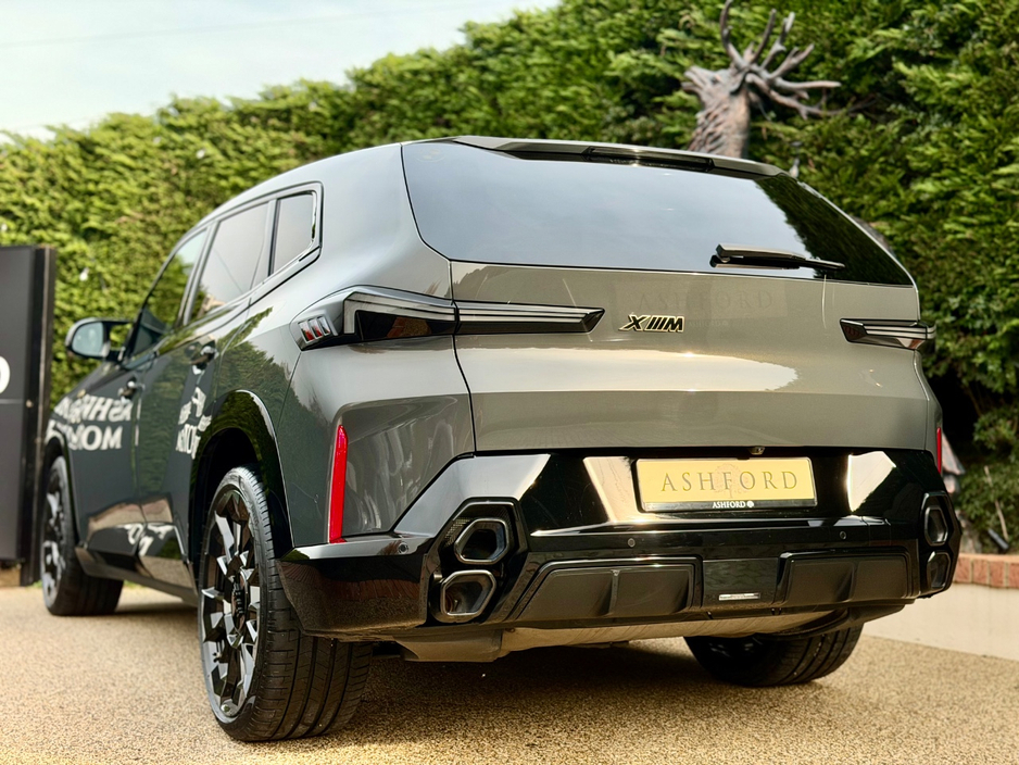 2024 BMW XM - image 2