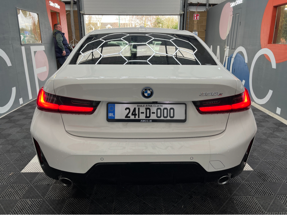 2024 BMW 3 Series - image 3