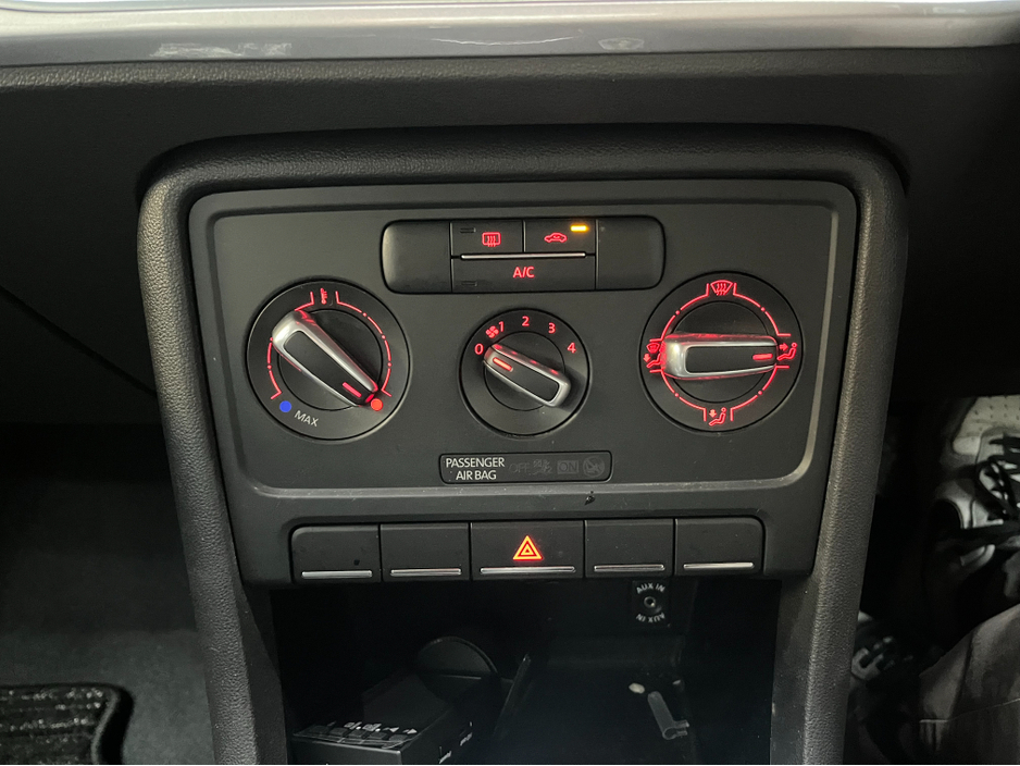 2013 Volkswagen Beetle - image 15