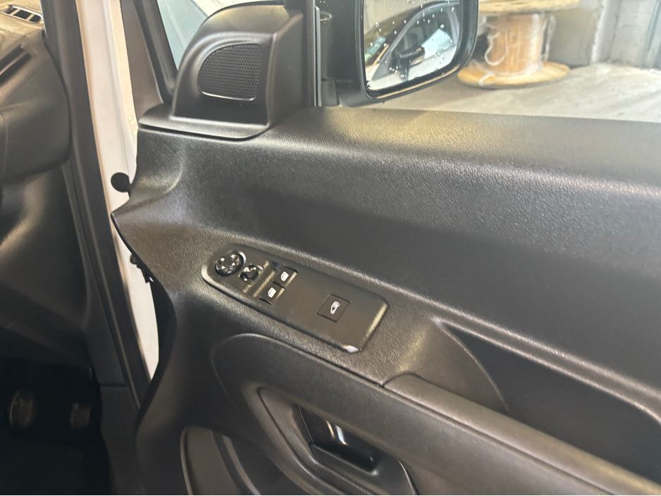 2021 Opel Combo - image 4