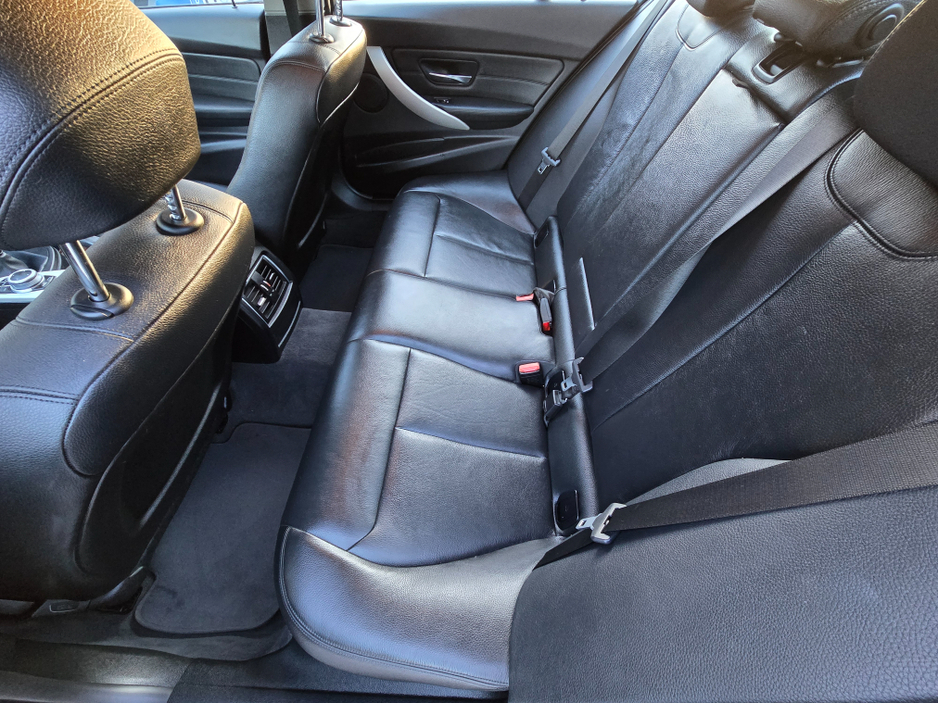 2018 BMW 3 Series - image 18