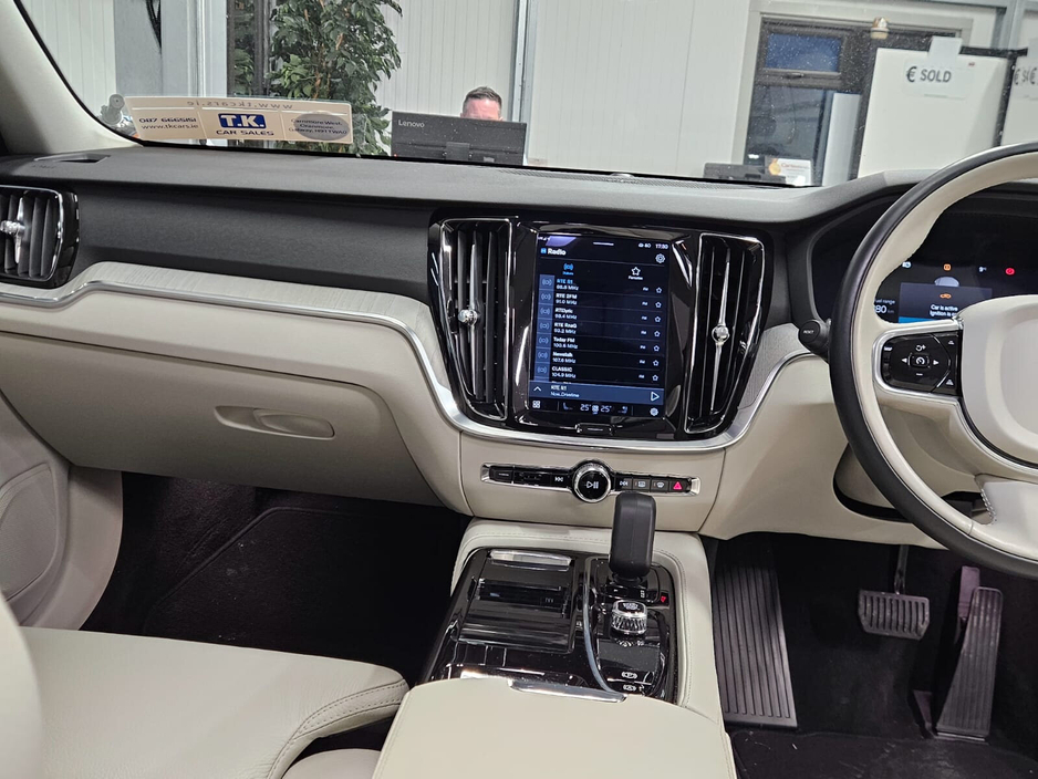 2022 Volvo V60 PHEV T8 (455hp) Ultimate Dark AWD €27,950