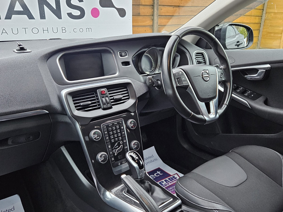 2016 Volvo V40 - image 26
