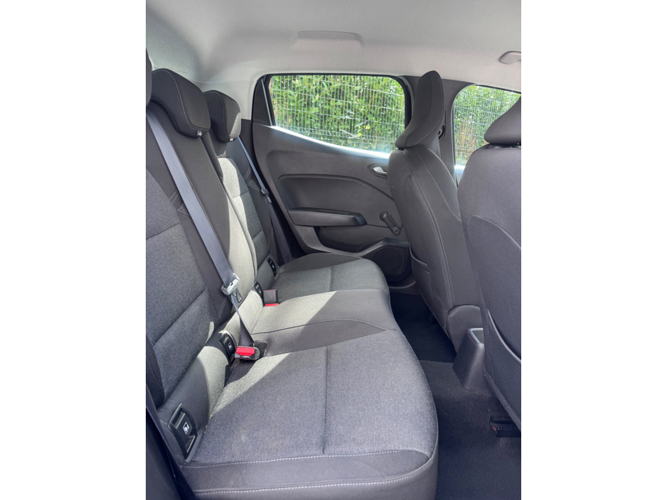 2022 Renault Clio - image 7