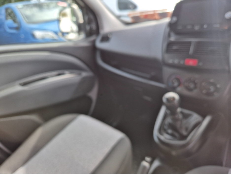 2021 Fiat Doblo - image 7