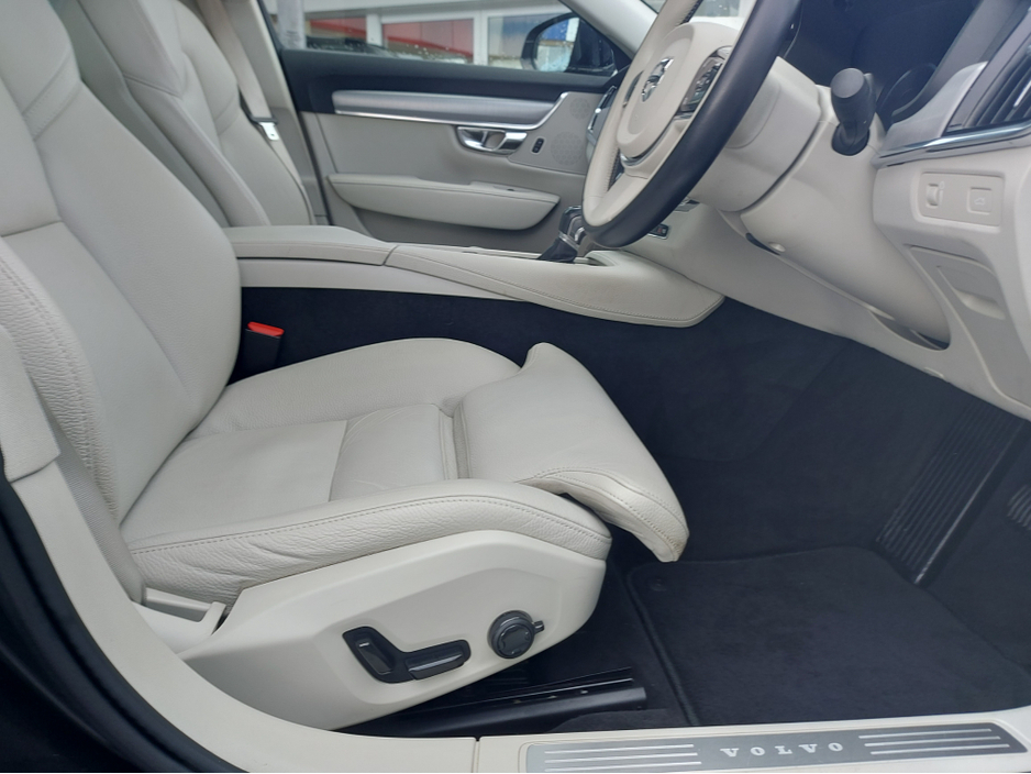 2021 Volvo S90 D4 MOMENTUM AT 4DR AUTO €34,950