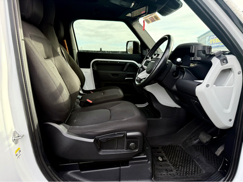 2021 Land Rover Defender - image 7