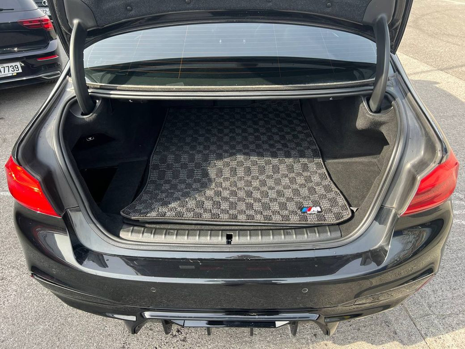 2019 BMW 5 Series - image 13