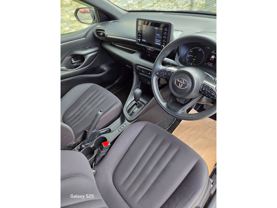 2021 Toyota Yaris - image 11