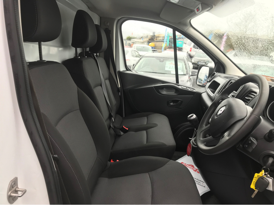 2021 Renault Trafic - image 30
